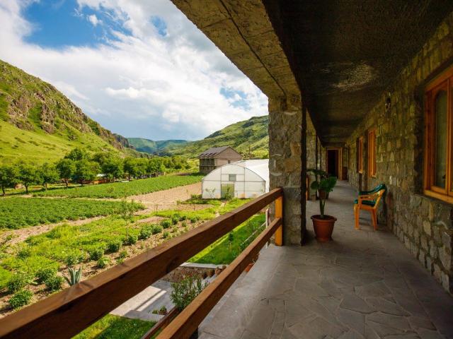 Valodia's Cottage, Vardzia