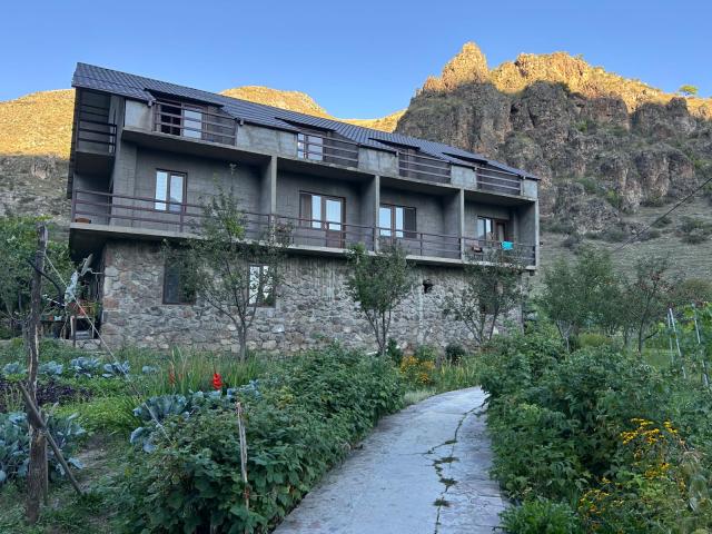 Valodia's Cottages, Vardzia