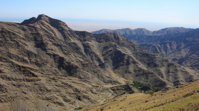 Hike between Nurata guesthouses