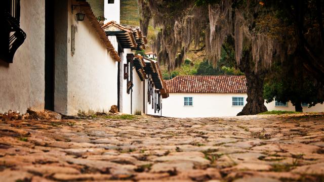 WALK AROUND A RURAL COLONIAL TOWN