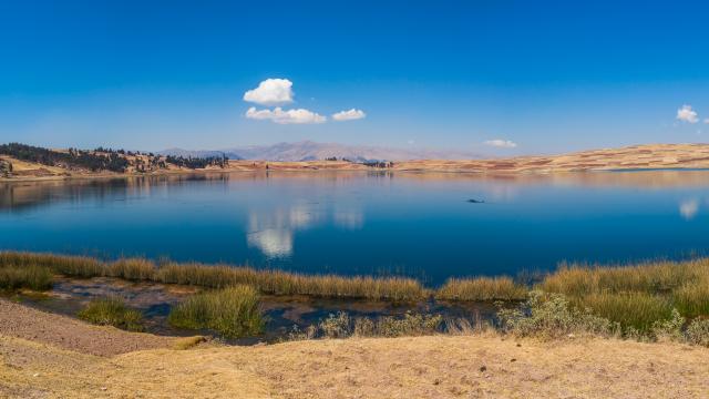 Paddle in tranquil Lake Huaypo