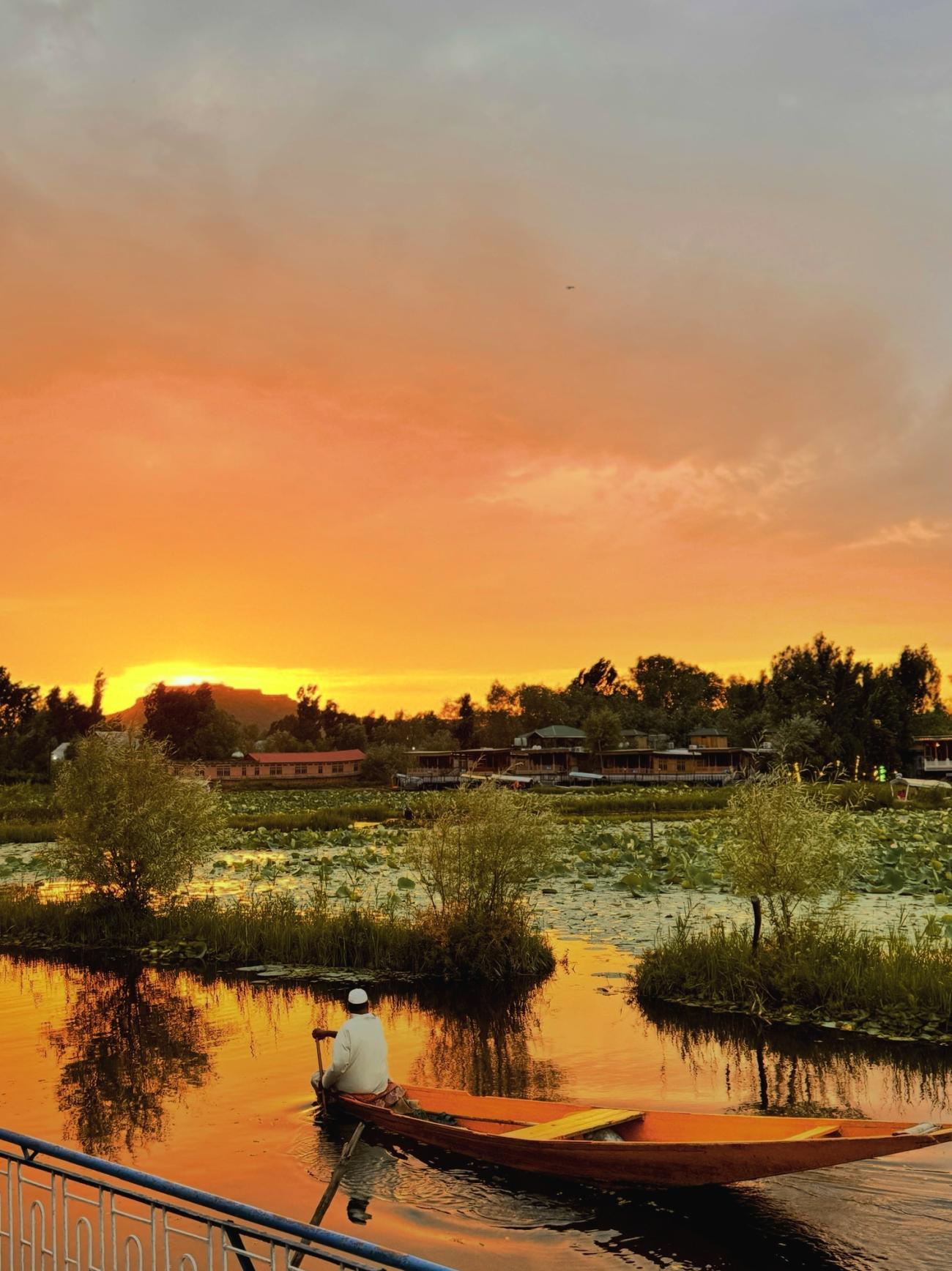Srinagar sunset over Dal Lake